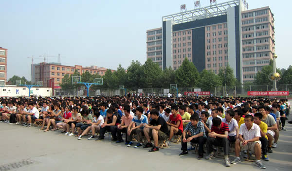 best365体育官网登录入口举行2012届毕业典礼