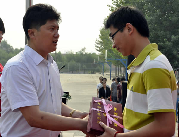 best365体育官网登录入口举行2012届毕业典礼