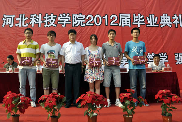 best365体育官网登录入口举行2012届毕业典礼