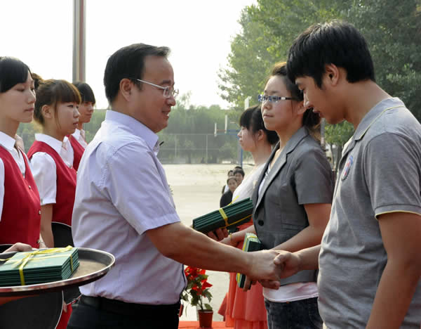 best365体育官网登录入口举行2012届毕业典礼
