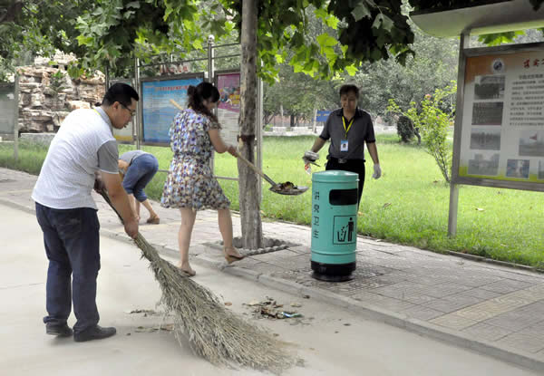 教职员工清理校园环境 建设善美校园