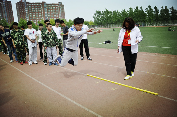 我部体育教师组织全院学生进行体育测试 第 3 张