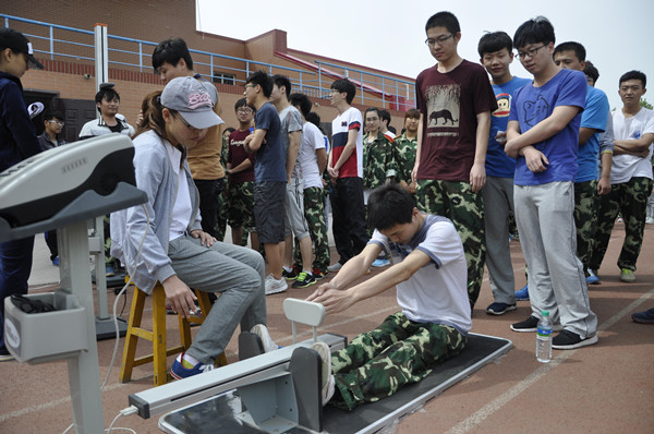 我部体育教师组织全院学生进行体育测试 第 4 张