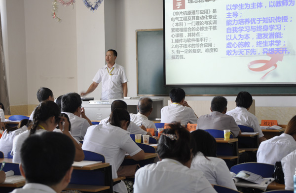 2015年暑期教职工培训系列报道之六  学院举办“说专业，说课程”竞赛 第 3 张