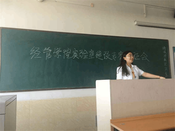 田雯.png