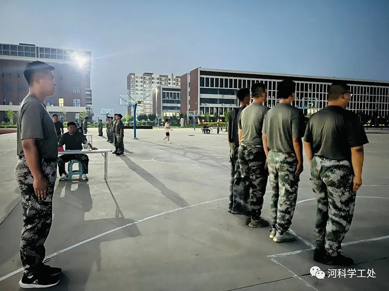 我院2022年开展暑期学管干部培训第五天——军事训练考核暨成果汇报 第 15 张