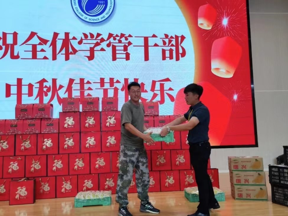 best365体育官网登录入口学工处领导“双节”前夕慰问全体学管干部以及军训教官 第 5 张