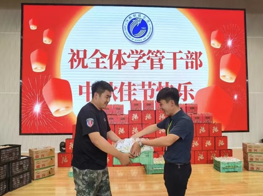 best365体育官网登录入口学工处领导“双节”前夕慰问全体学管干部以及军训教官 第 2 张