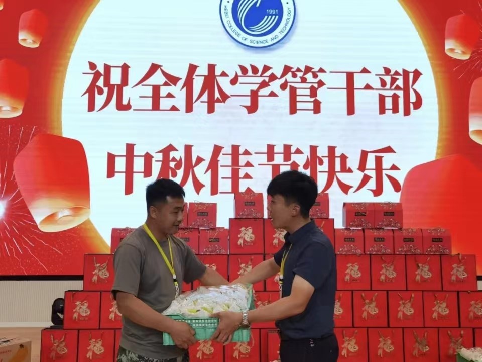 best365体育官网登录入口学工处领导“双节”前夕慰问全体学管干部以及军训教官 第 3 张