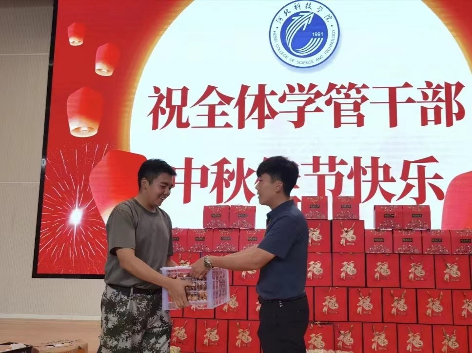 best365体育官网登录入口学工处领导“双节”前夕慰问全体学管干部以及军训教官 第 7 张