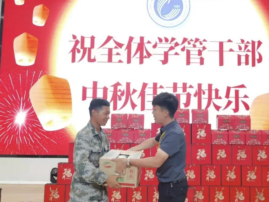 best365体育官网登录入口学工处领导“双节”前夕慰问全体学管干部以及军训教官 第 9 张