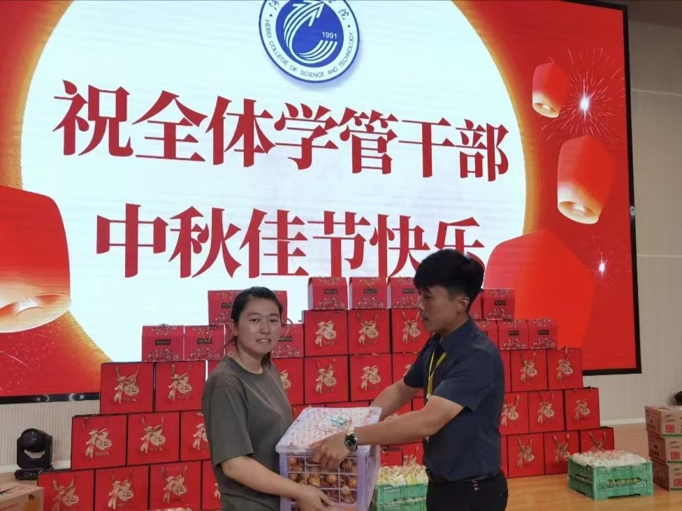 best365体育官网登录入口学工处领导“双节”前夕慰问全体学管干部以及军训教官 第 6 张