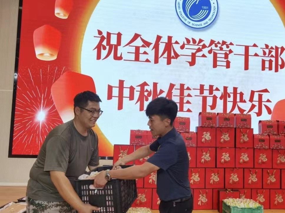 best365体育官网登录入口学工处领导“双节”前夕慰问全体学管干部以及军训教官 第 8 张
