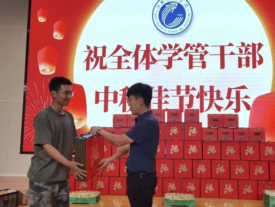 best365体育官网登录入口学工处领导“双节”前夕慰问全体学管干部以及军训教官 第 10 张