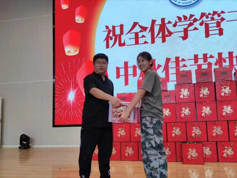 best365体育官网登录入口学工处领导“双节”前夕慰问全体学管干部以及军训教官 第 12 张