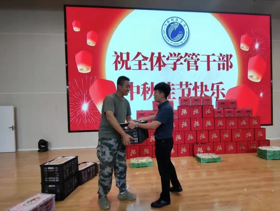 best365体育官网登录入口学工处领导“双节”前夕慰问全体学管干部以及军训教官 第 11 张