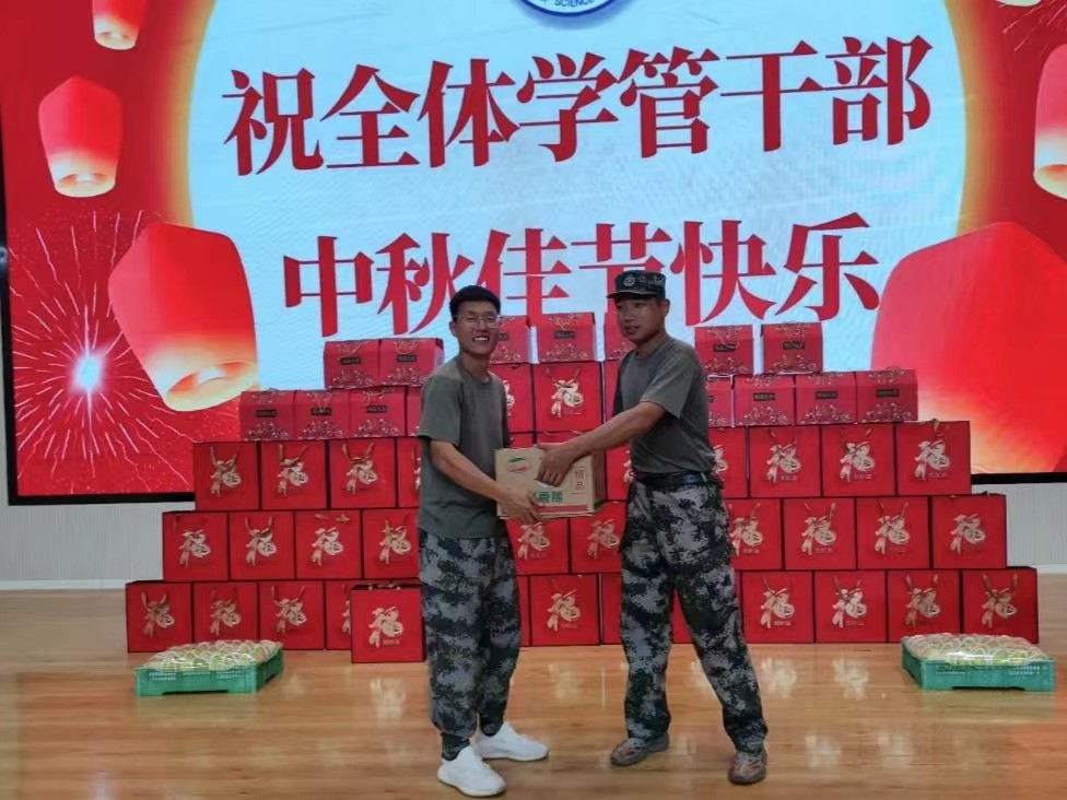 best365体育官网登录入口学工处领导“双节”前夕慰问全体学管干部以及军训教官 第 23 张