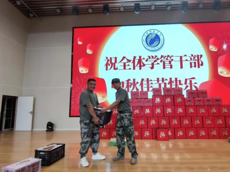 best365体育官网登录入口学工处领导“双节”前夕慰问全体学管干部以及军训教官 第 22 张