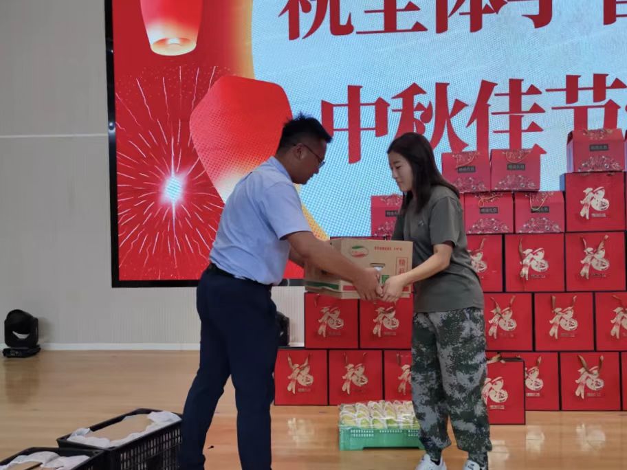 best365体育官网登录入口学工处领导“双节”前夕慰问全体学管干部以及军训教官 第 25 张