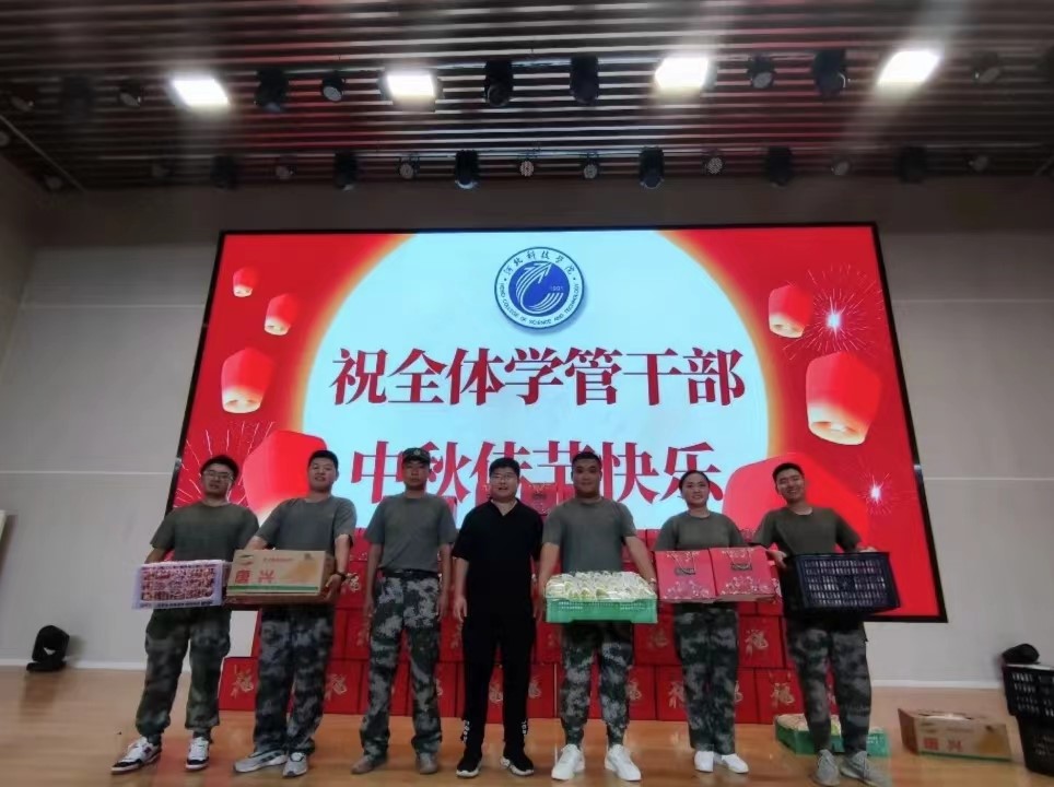 best365体育官网登录入口学工处领导“双节”前夕慰问全体学管干部以及军训教官 第 29 张