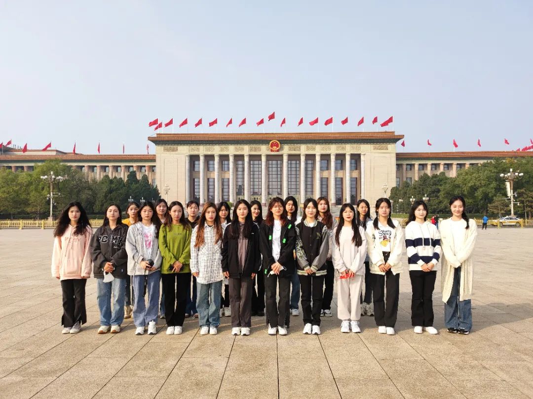 我院20名二十大礼仪志愿者胜利归来 第 2 张