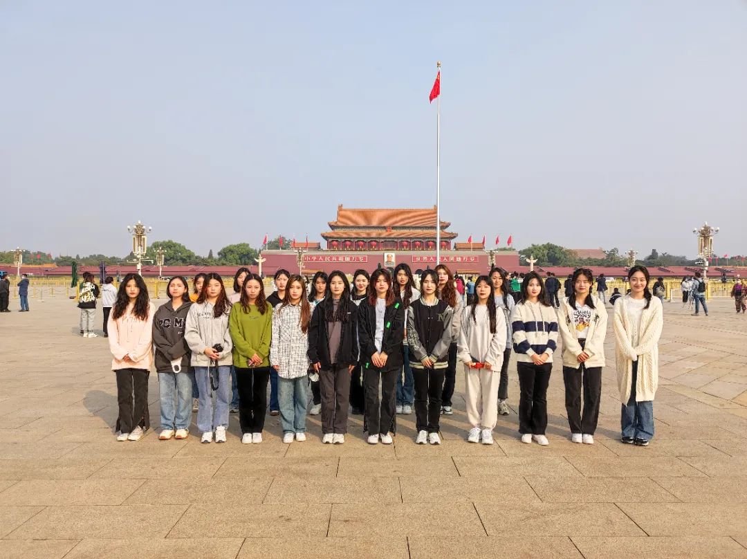 我院20名二十大礼仪志愿者胜利归来 第 1 张