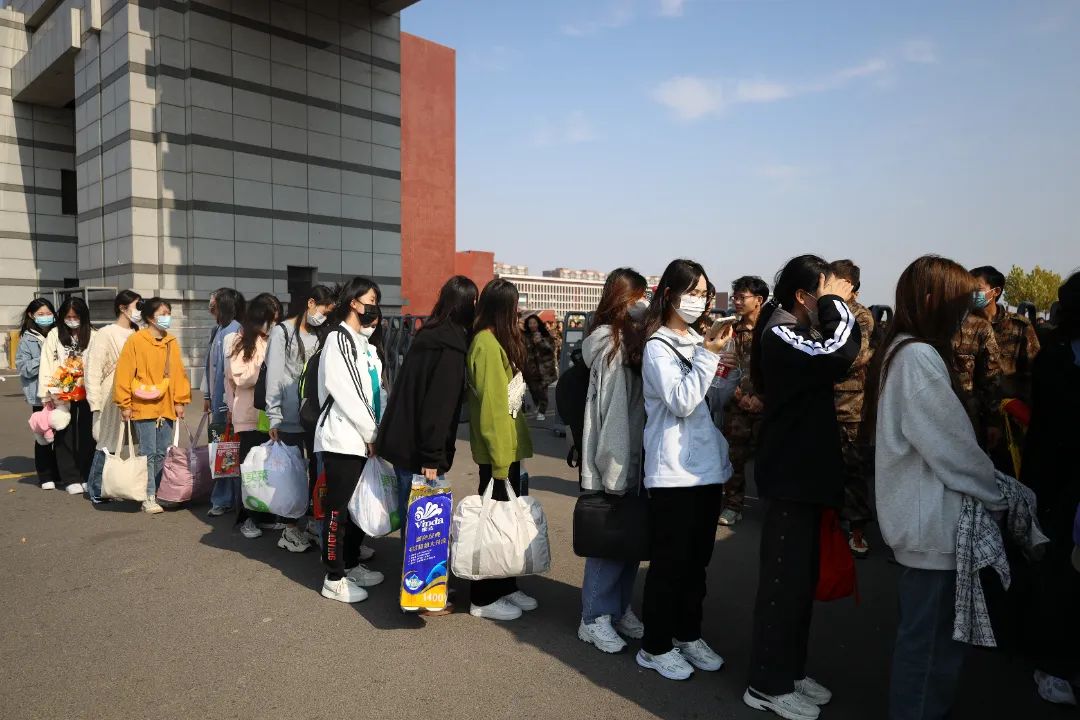 我院20名二十大礼仪志愿者胜利归来 第 8 张