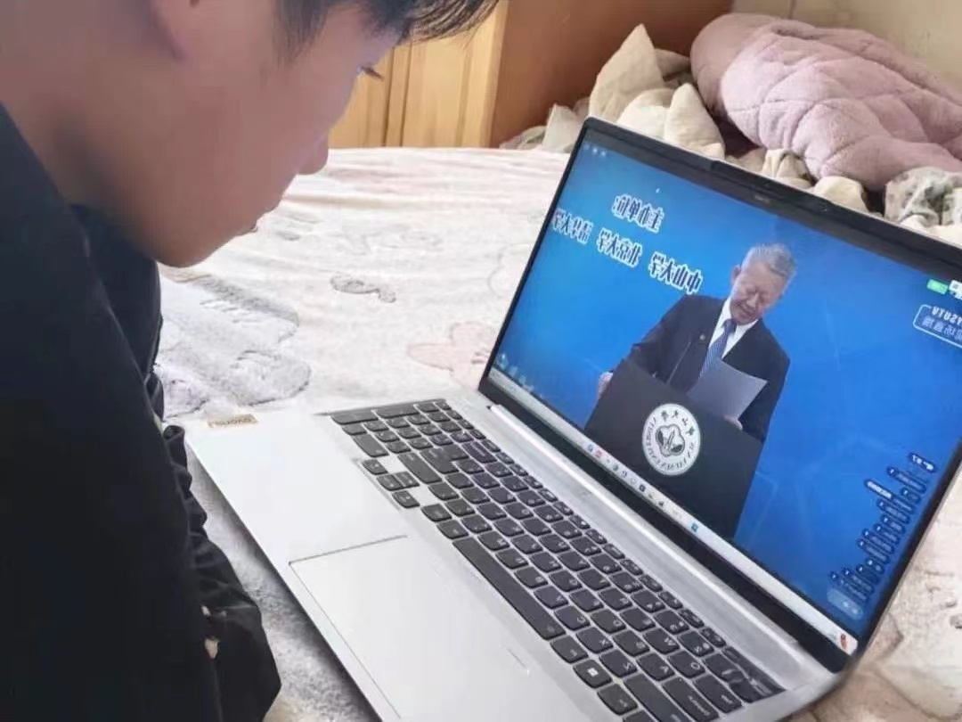 best365体育官网登录入口全校师生学习并热议全国高校抗疫大讲堂：新冠（Omicron）疫情动态及应对