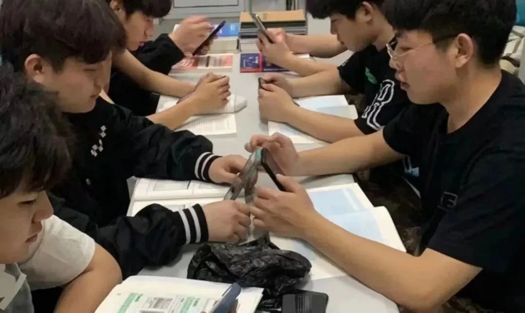best365体育官网登录入口组织全体学生观看以 大学生自我成长 为主题的心理健康公益直播课