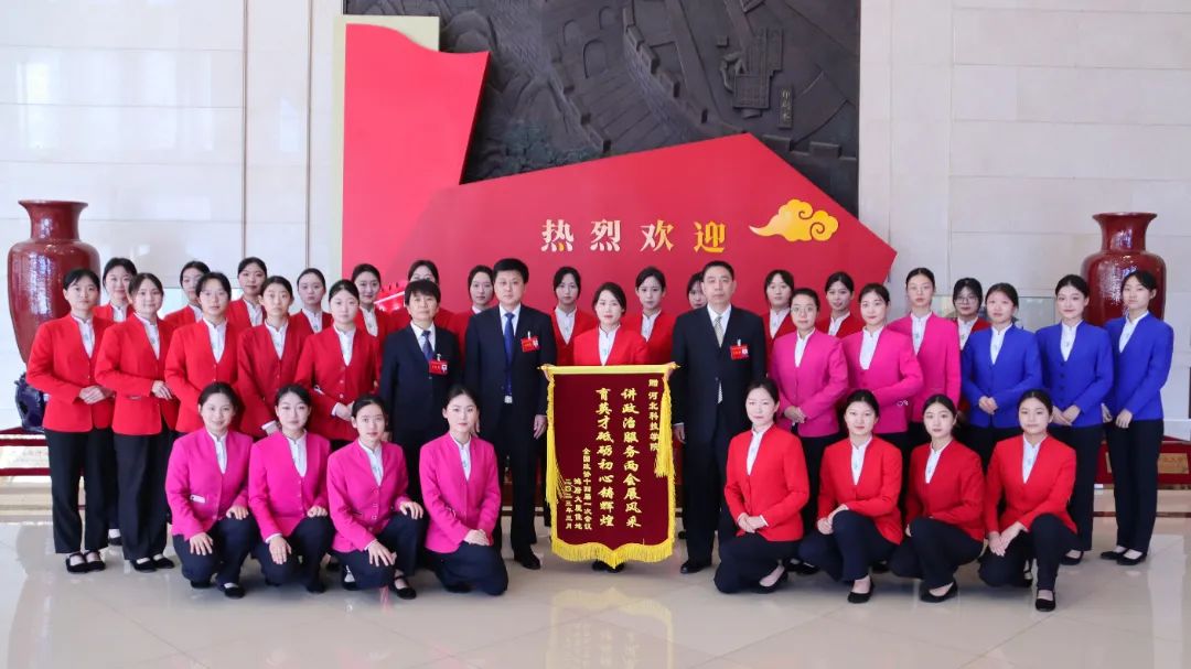 best365体育官网登录入口大学生志愿者圆满完成全国 两会 礼仪志愿服务工作