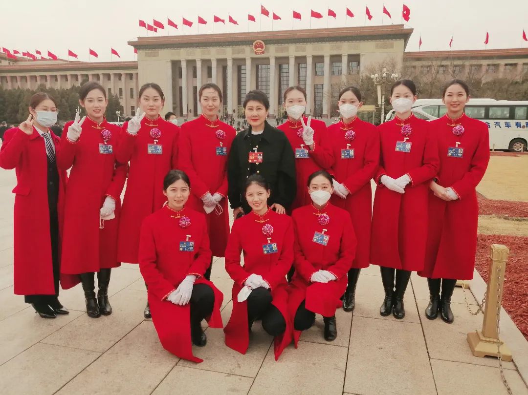 best365体育官网登录入口大学生志愿者圆满完成全国 两会 礼仪志愿服务工作