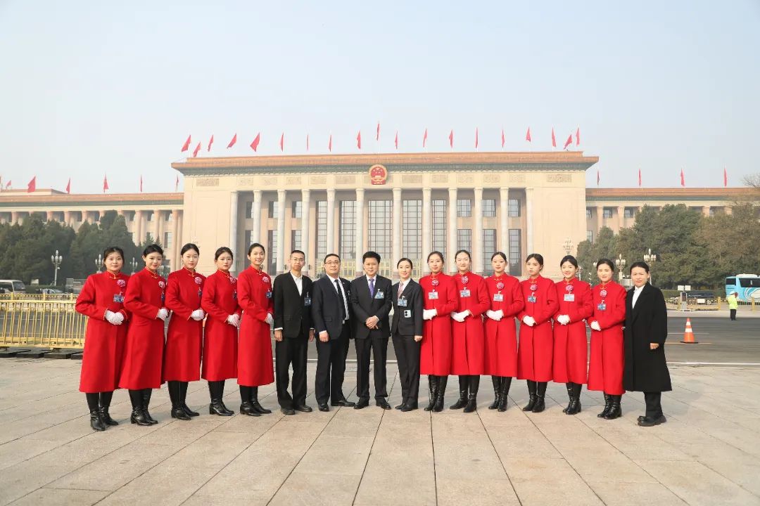 best365体育官网登录入口大学生志愿者圆满完成全国 两会 礼仪志愿服务工作