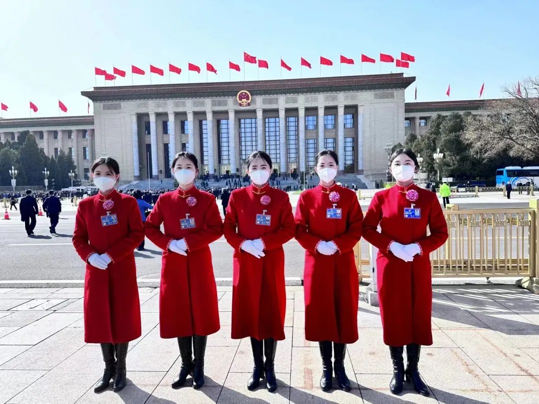 best365体育官网登录入口大学生志愿者圆满完成全国 两会 礼仪志愿服务工作