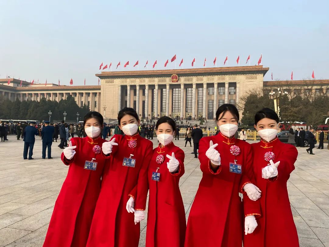 best365体育官网登录入口大学生志愿者圆满完成全国 两会 礼仪志愿服务工作