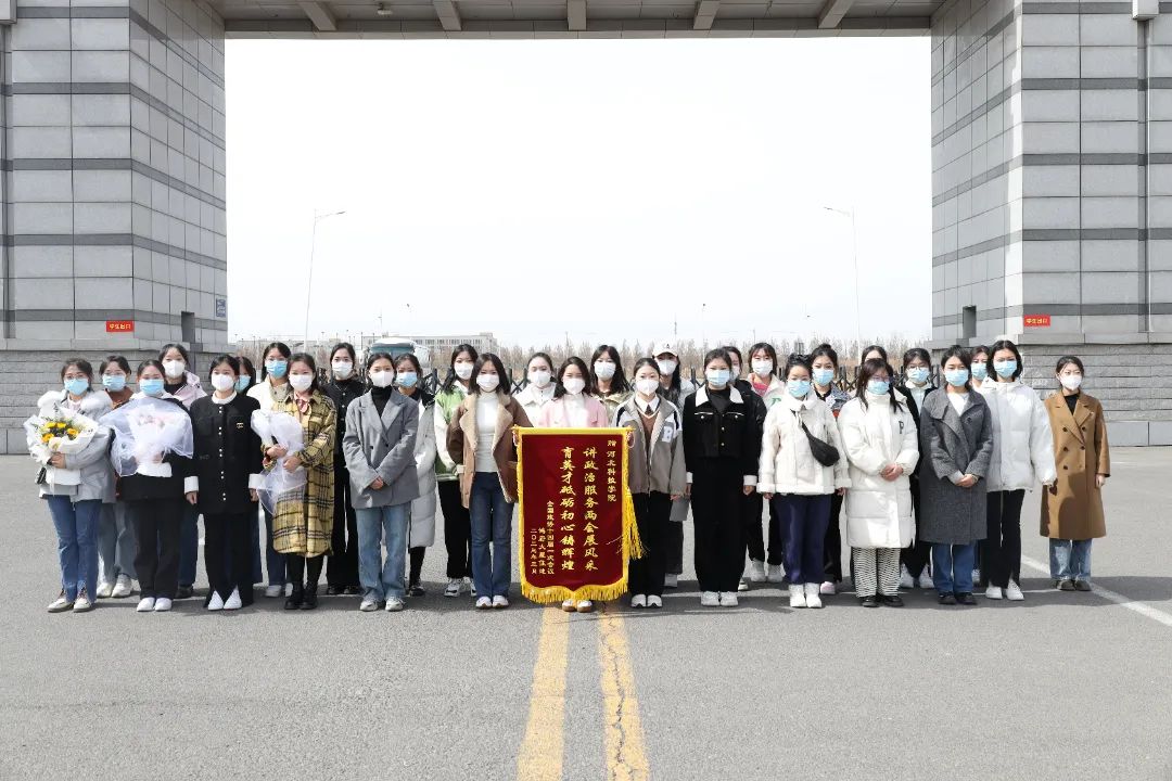 best365体育官网登录入口大学生志愿者圆满完成全国 两会 礼仪志愿服务工作