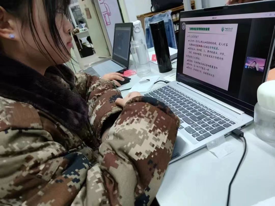 best365体育官网登录入口组织学生观看以“大学生心理”为主题的公益直播课