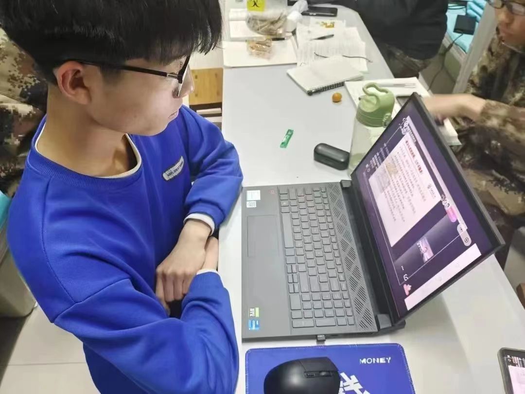best365体育官网登录入口组织学生观看以“大学生心理”为主题的公益直播课