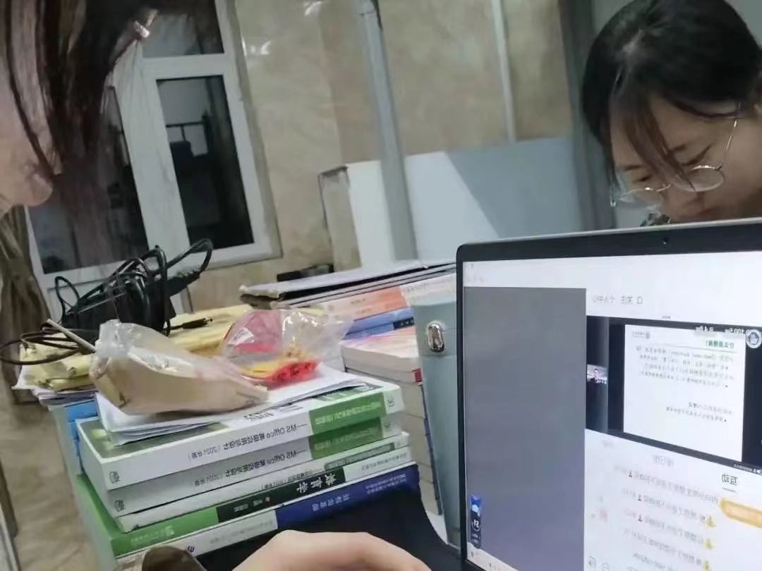 best365体育官网登录入口组织学生观看以“大学生心理”为主题的公益直播课