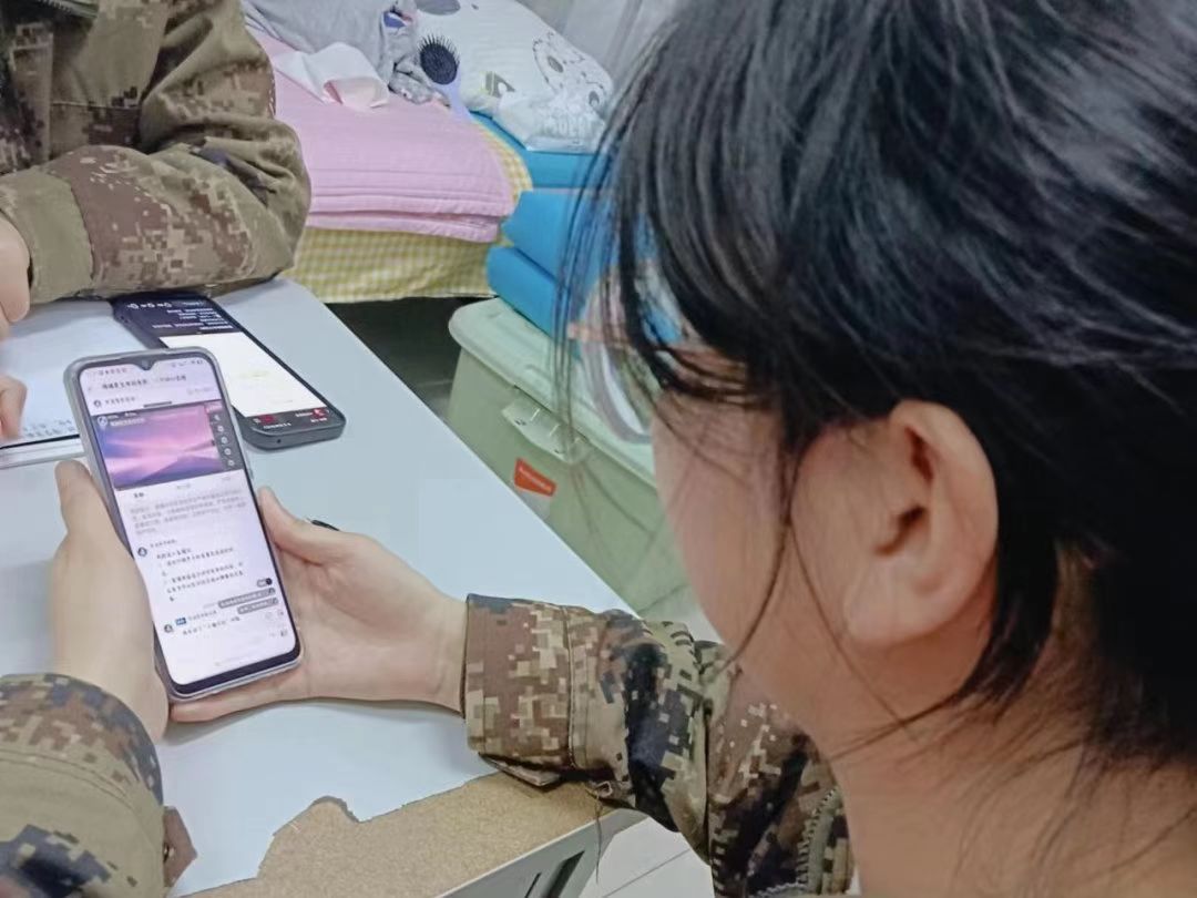 best365体育官网登录入口组织学生观看以“大学生心理”为主题的公益直播课