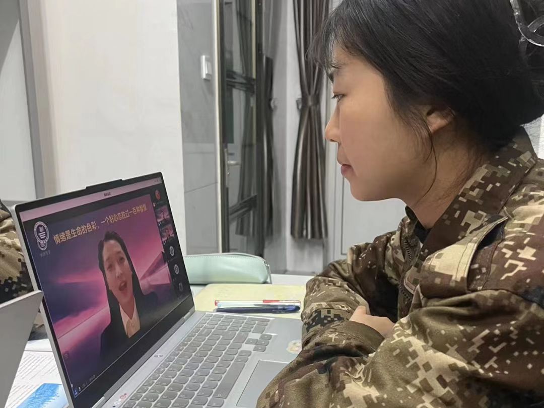 best365体育官网登录入口组织学生观看以“大学生心理”为主题的公益直播课