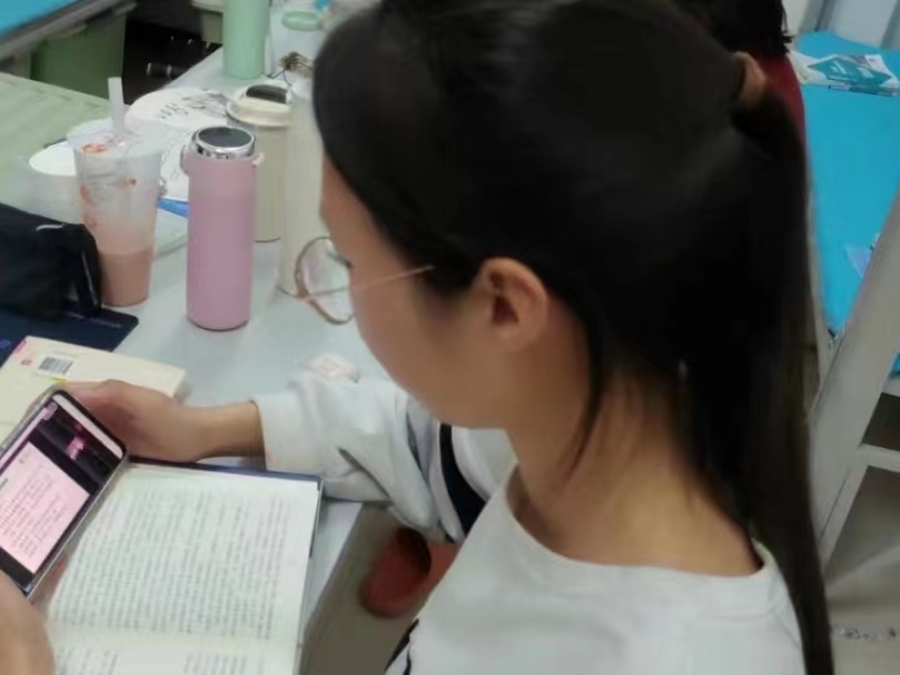 best365体育官网登录入口组织学生观看以“大学生心理”为主题的公益直播课