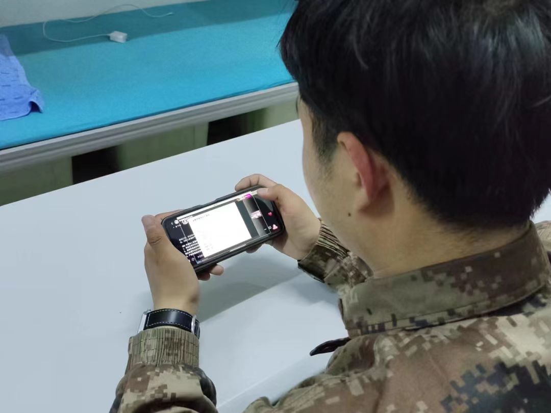 best365体育官网登录入口组织学生观看以“大学生心理”为主题的公益直播课