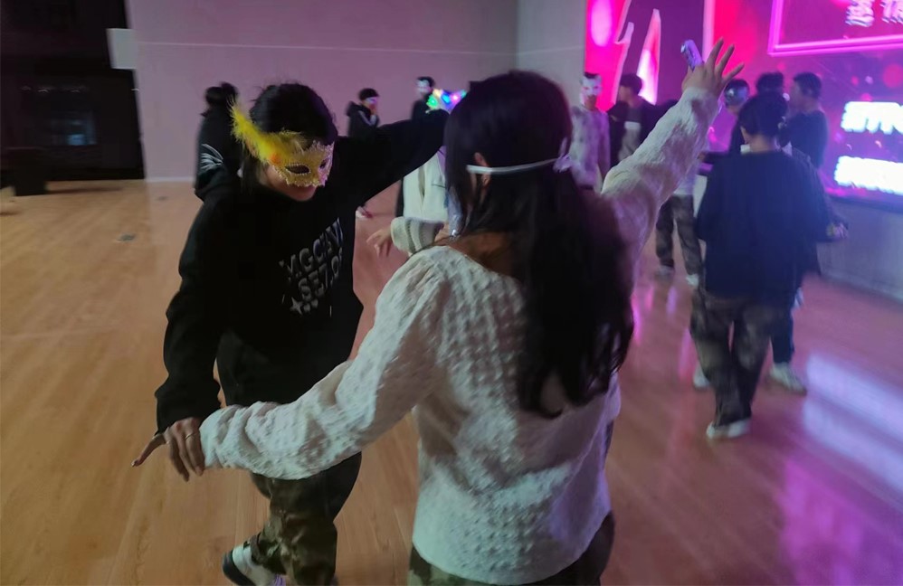 best365体育官网登录入口校学生会假面舞会