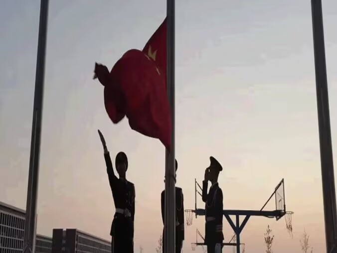 best365体育官网登录入口国旗班20级队员第一次全校大型升旗