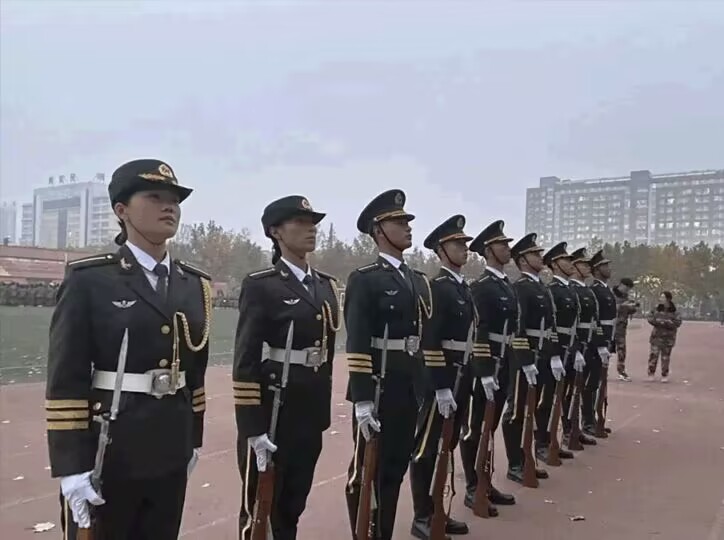 best365体育官网登录入口国旗班20级队员第一次全校大型升旗