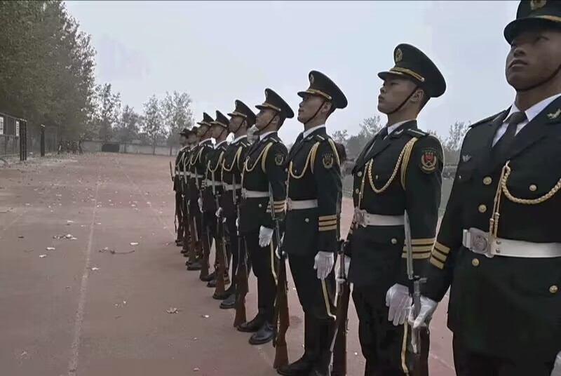 best365体育官网登录入口国旗班20级队员第一次全校大型升旗