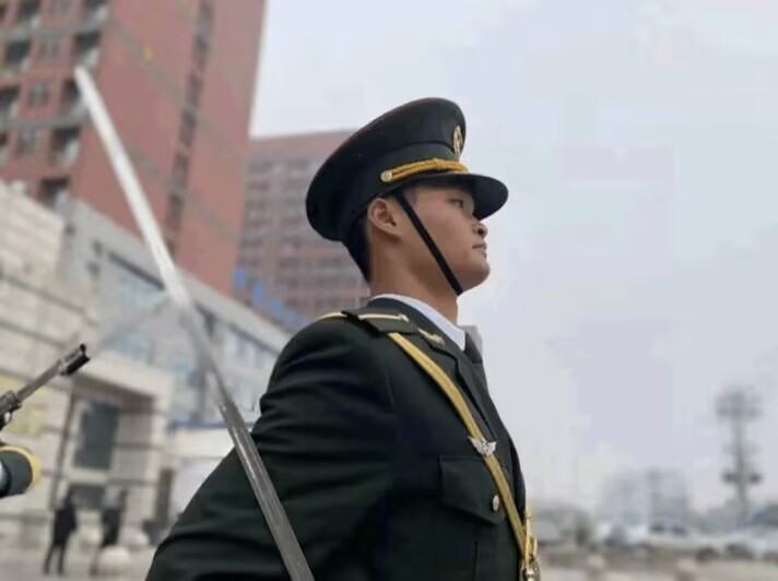 best365体育官网登录入口国旗班20级队员第一次全校大型升旗