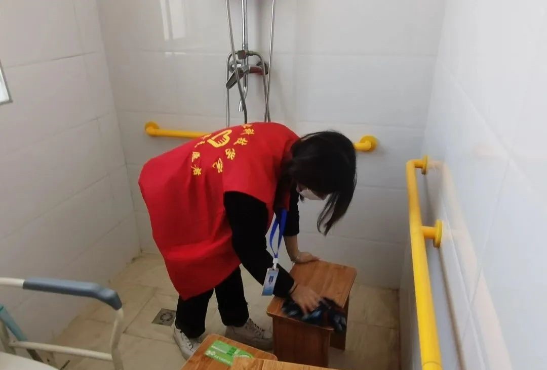 best365体育官网登录入口‖青年志愿者协会‖志愿敬老行，关爱传真情