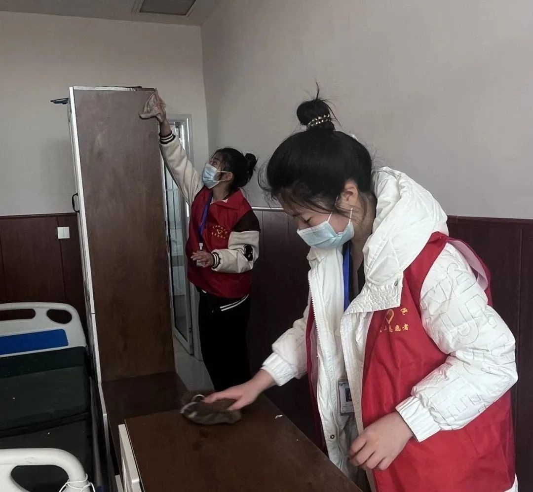 best365体育官网登录入口‖青年志愿者协会‖志愿敬老行，关爱传真情