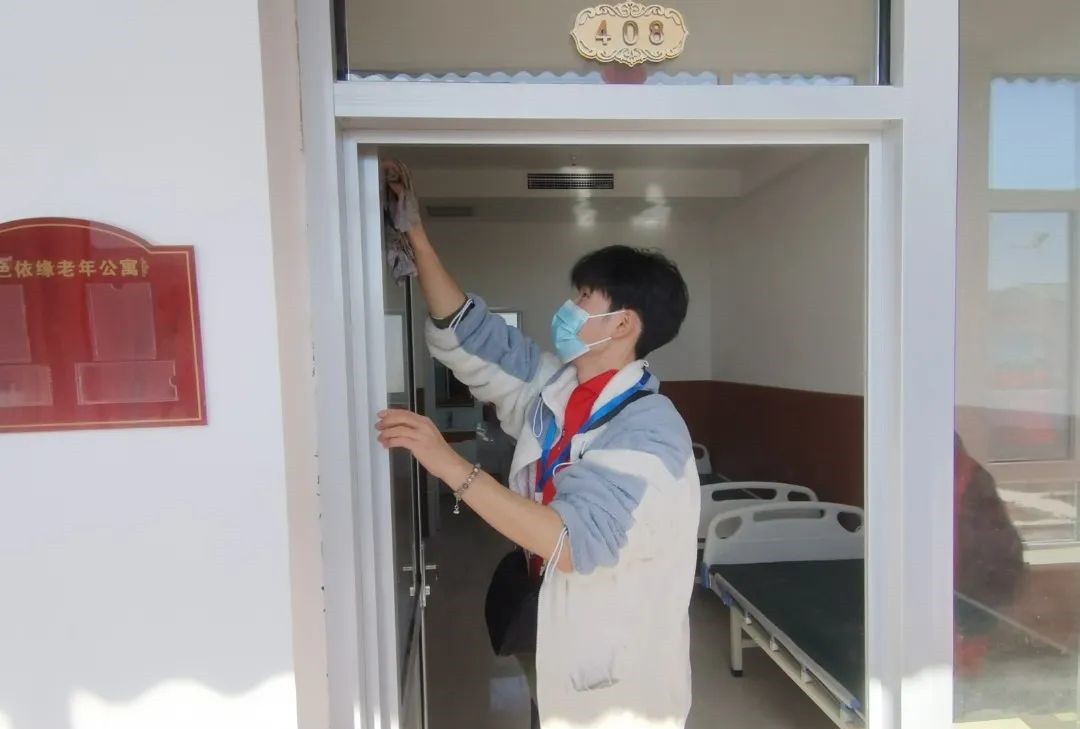 best365体育官网登录入口‖青年志愿者协会‖志愿敬老行，关爱传真情